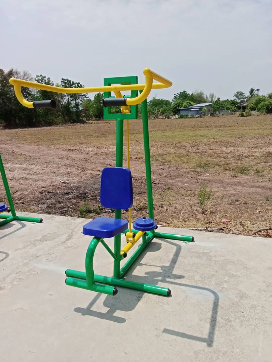 เครื่องออกกำลังกายกลางแจ้งโครงเหล็กบนลานคอนกรีตกลางแจ้ง