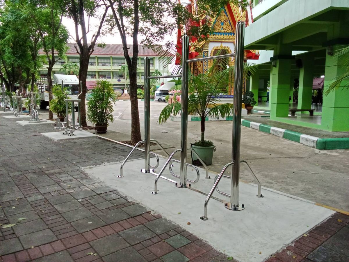 แนวเครื่องออกกำลังกายกลางแจ้งสแตนเลสตามทางเดินในโรงเรียน