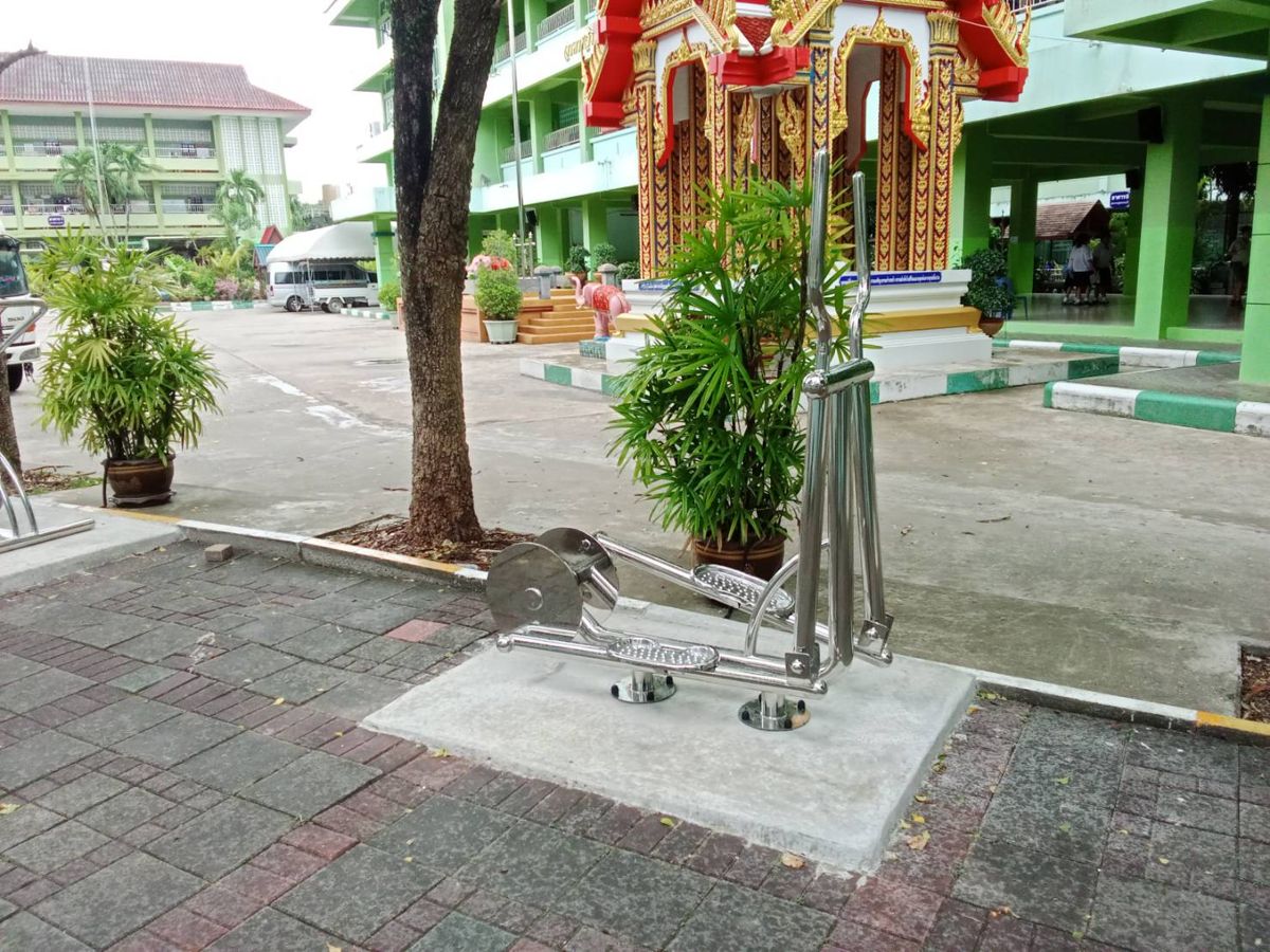 เครื่องบริหารขากลางแจ้งสแตนเลส 304 บนแท่นฐานคอนกรีต