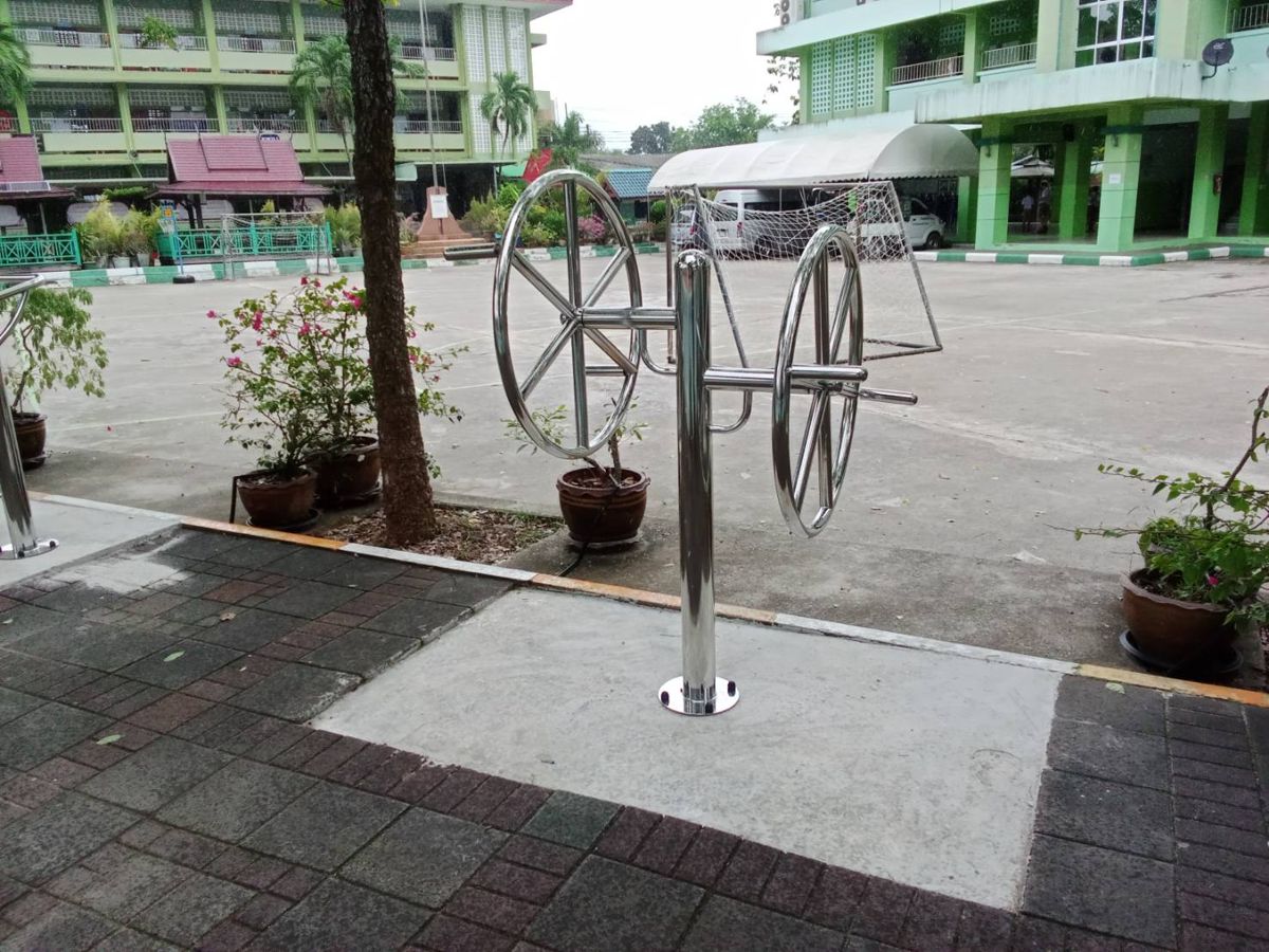 เครื่องออกกำลังกายกลางแจ้งสแตนเลสหน้าอาคารเรียน
