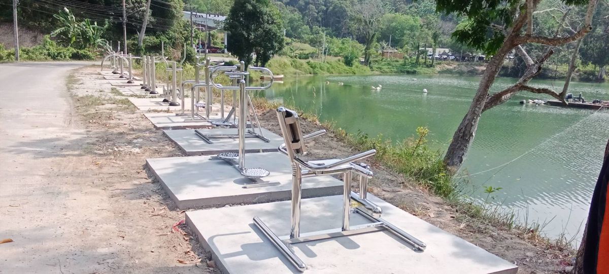 ภาพรวมแนวเครื่องออกกำลังกายกลางแจ้งสแตนเลสริมขุมน้ำ ภูเก็ต
