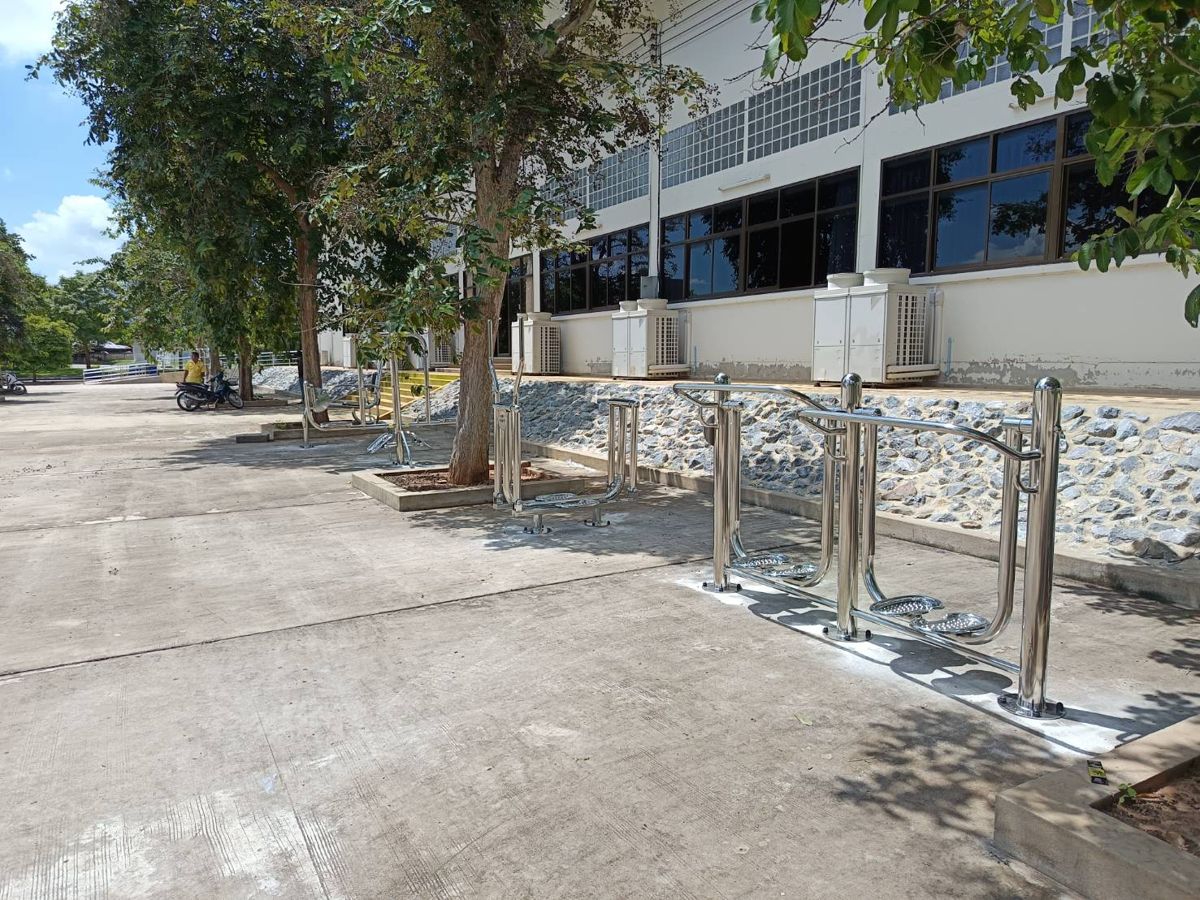 เครื่องออกกำลังกายกลางแจ้งสแตนเลส 304 ติดตั้งบนลานคอนกรีต เทศบาลตำบลหนองบัวโคก