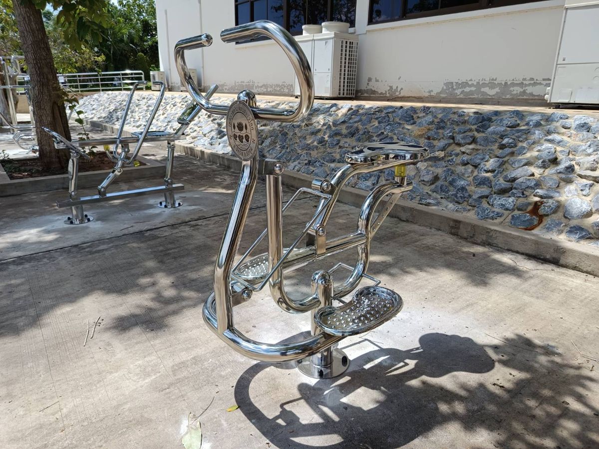 เครื่องบริหารขากลางแจ้งสแตนเลส 304 บนลานคอนกรีต